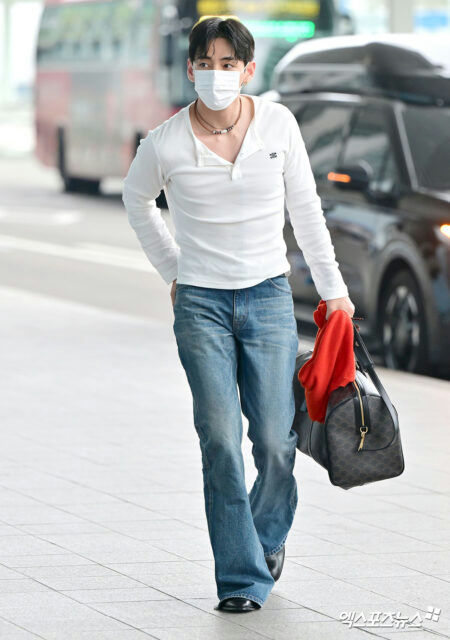 V BTS Incheon airport chaosman-mask-jeans-duffelbag.