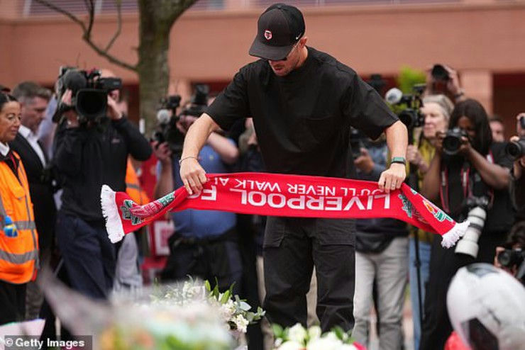 Diogo Jota funeral Portugal tributeLiverpool-scarf-tribute-cameras.