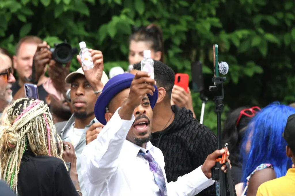 Diddy comeback after trialCrowd-Bottles-Phones-Hats.