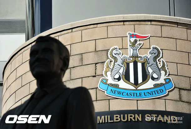 Newcastle Rising Sun controversystatue-NewcastleUnited-crest-building.