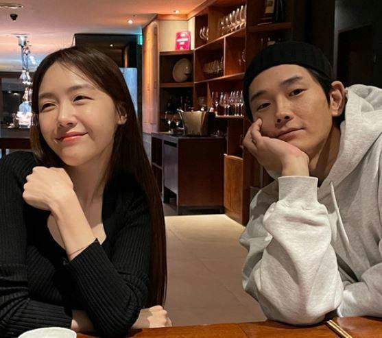 Bang Minah weddingcouple-indoor-restaurant-casual.