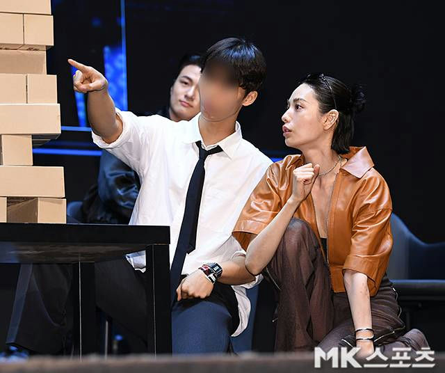 Nana Omniscient Reader's ViewpointJenga-Pointing-LeatherJacket-Audience.