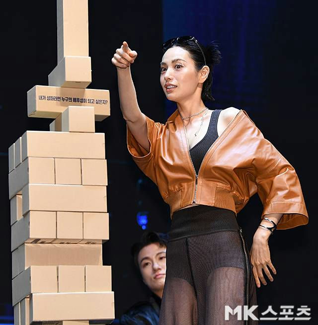 Nana Omniscient Reader's Viewpointwoman-Jenga-leatherjacket-pointing.