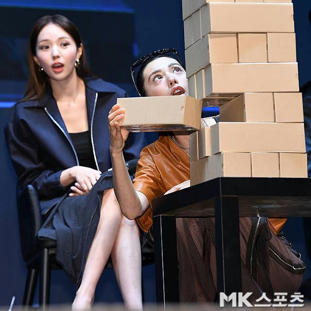 Nana Omniscient Reader's Viewpointwomen-Jenga-game-table.
