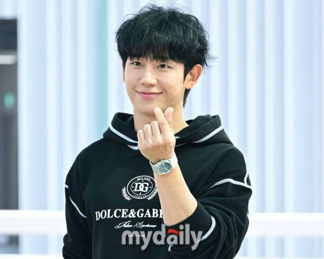 Jung Hae-in high-waisted pantsMan-Hoodie-Fingerheart-Watch.