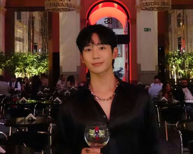 Jung Hae-in high-waisted pantsman-restaurant-wine-necklace.