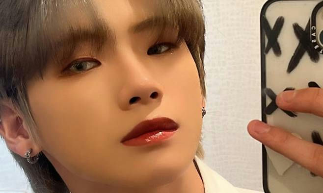 F.able Jaehyun deathselfie-makeup-earring-phonecase