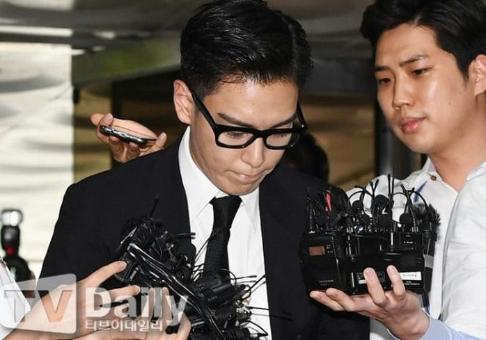 T.O.P BIGBANG downfallman-suit-glasses-microphone.