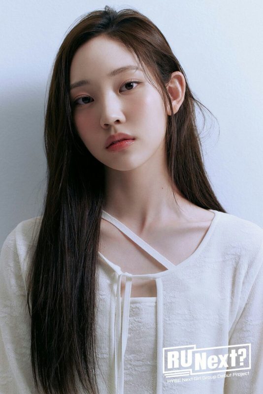 Youngseo K-pop debutportrait-Korean-girl-fashion.