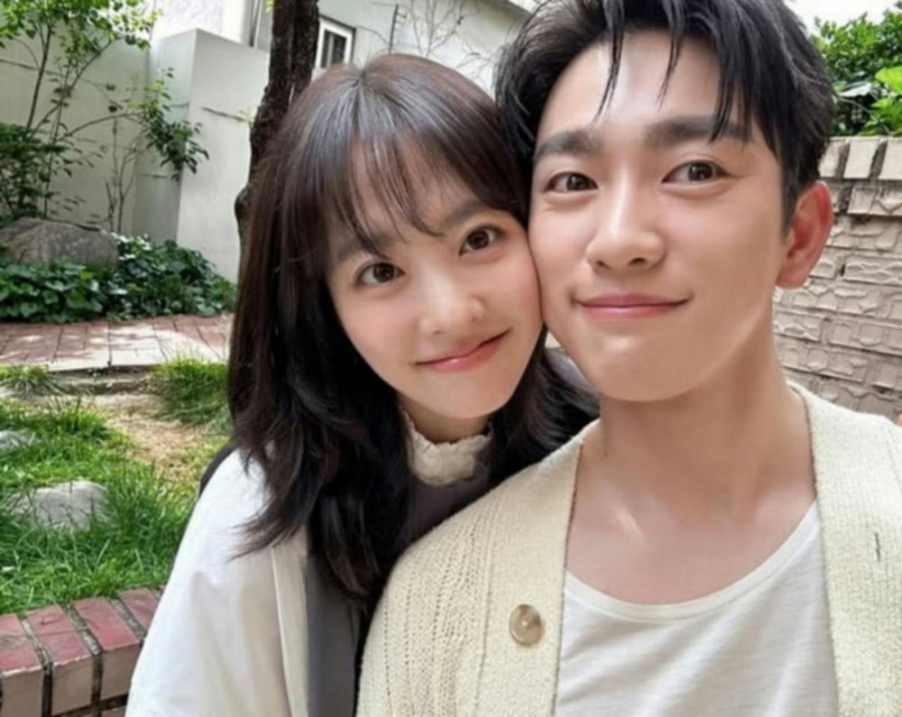 Jinyoung Park Bo-young kiss sceneselfie-couple-outdoors-smiling.